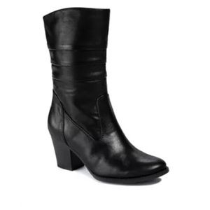 Brand new “Lovelace” by Baretraps black boots 6.5